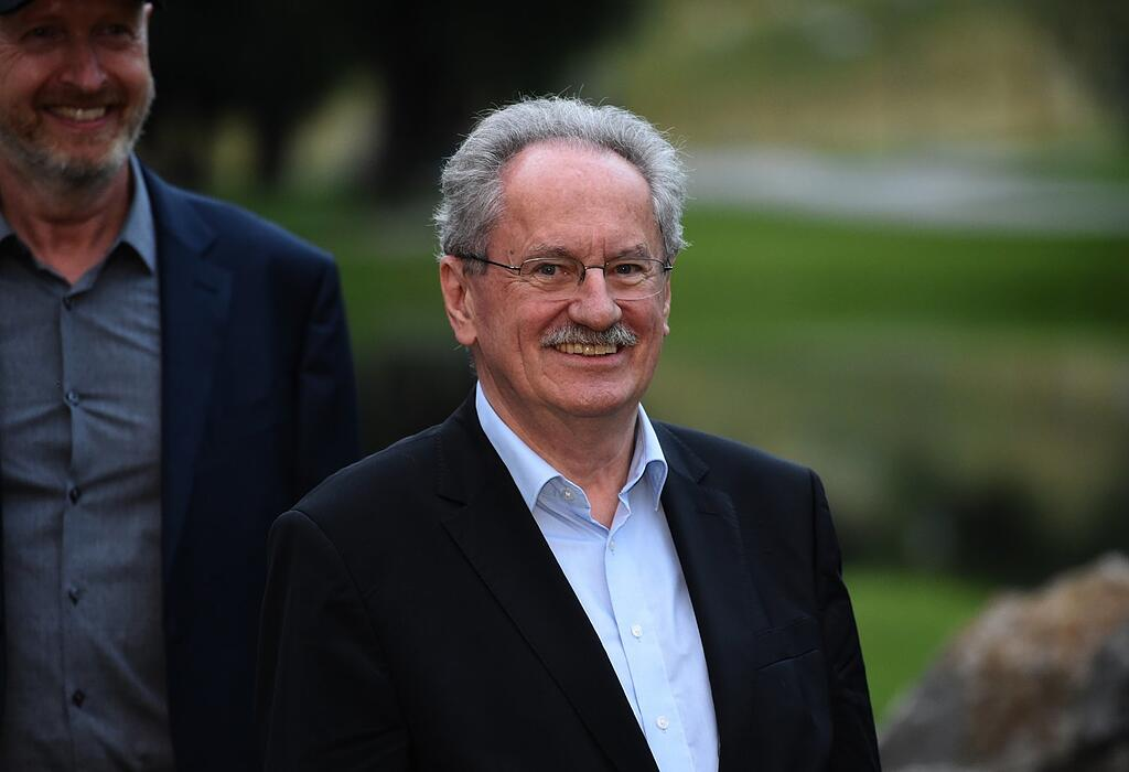 Blick auf das Rathaus in München, beleuchtet am Abend.