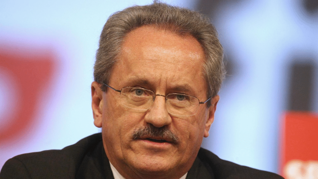 Christian Ude hält eine Rede vor Publikum.